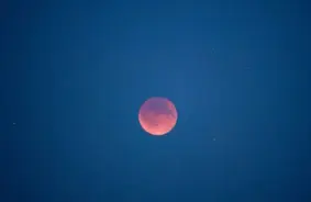 Latvijā novērots iespaidīgais "asiņainais Mēness": tūkstošiem skatienus piekalās sarkanā debesu izrāde