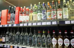 Latvijā stājas spēkā stingri alkohola tirdzniecības un reklāmas ierobežojumi: cerības un bažas