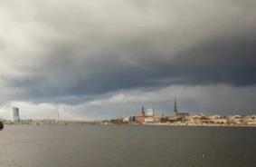 Latvijai Ceturtdien Jāsagatavojas: Sinoptiķi Izsludina Brīdinājumu par Spēcīgu Pērkona Negaisu, Krusu un Vētru