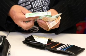 Latvijas Dilemma: Ekonomisti Aicina Samazināt Valsts Darbinieku Skaitu, Iesaldējot Amatpersonu Algas Kļūstot Par Simbolisku Žestu