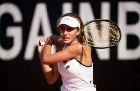 Latvijas Tenisa Cerība Adelina Lačinova Triumfē Kajseri un Iekļūst W15 Turnīra Pusfinālā!