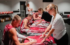 Latvijas basketbolisti gatavojas “EuroBasket 2025”: pienākumi ārpus laukuma veido komandas sirdi