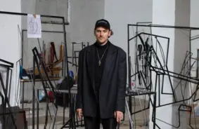 Latvijas mākslinieka darbi bez atļaujas izstādīti Maskavā: skandāls uz “Cosmoscow”