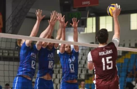 Latvijas volejbolisti Lugo zaudē Slovākijai, nonākot četru neveiksmju virpulī Eiropas Zelta līgā – sāpīga atspēlēšanās pēc 14:2 izrāviena