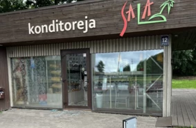 Laupīšana šokē Ķīpsalas konditoreju: izsists stikls un policijas izmeklēšana sākusies