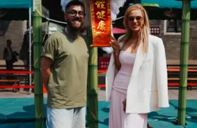 Lelde Ceriņa un Kašers raidījumā "Ražots Ķīnā" ielūkojas apģērbu un apakšveļas ražošanas aizkulisēs