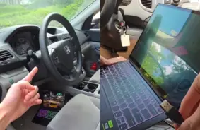 Lielākais spēļu kontrolieris pasaulē? Jūtubers pārvērš Honda CR-V par 'Need for Speed' vadības ierīci