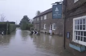 Lielbritānija Izvērš Milzu Investīcijas Plūdu Novēršanai un Mitrāju Atjaunošanai