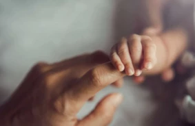 Lielbritānijā dzimuši astoņi “trīs vecāku” bērni: Revolucionārs sasniegums dod cerību