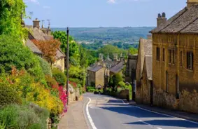 Lielbritānijā slepeni pērk zemi baltādaino kopienu veidošanai; tiek turpinātas izmeklēšanas