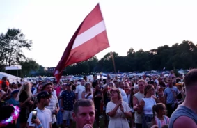 Lielbritānijā svin Jāņus grandiozi: 5000 tautiešu pulcējas "Straumēnos" latviskās tradīcijās