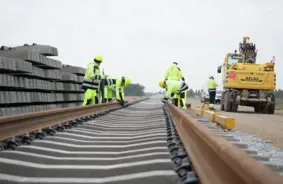Lietuvā sper vēsturisku soli: uzsākta «Rail Baltica» sliežu ieklāšana