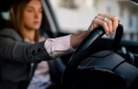 Līvānu novadā māte pamatīgā reibumā ar auto ved savus trīs mazgadīgos bērnus