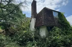 Londonas mīkla: pamesta miljonu vērta savrupmāja kā laika kapsula ar BMW un neapēstām pusdienām