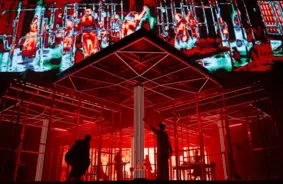 Lukaša Tvarkovska «Orākuls»: Teātris, kas sapludina realitāti un nākotni Rīgā un Viļņā