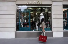 Luksusa modes gigantiem “Gucci”, “Chloe” un “Loewe” – vairāk nekā 157 miljonu eiro sods par konkurences pārkāpumiem