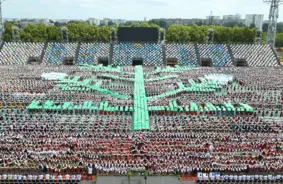 Maģija dzimst stadionā: Tūkstošiem dejotāju ģenerālmēģinājumā atver Laimas dārzu XIII Skolu jaunatnes dziesmu un deju svētkos