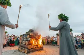 Maģiskie Līgo un Jāņi Jūrmalā: Kur Senās Tradīcijas Satiekas ar Vasaras Burvību Pie Jūras un Lielupes