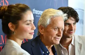 Maikls Dulaglass un Ketrīna Zeta-Džonsa ar siltiem vārdiem sveic dēlu 25. dzimšanas dienā