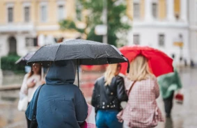 Mainīga svētdiena Latvijā: Saulaini brīži mijas ar īslaicīgu lietu un iespējamu pērkona dārdiem