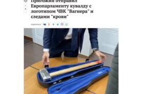 “Mājiens ar veseri”: Simbols, kas 2025. gadā joprojām kliedz par agresora brutālo cinismu