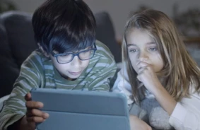 Mākslīgā intelekta pavadoņi pusaudžu dzīvē: kā pasargāt bērnus no digitālās draudzības riskiem?