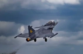 Mākslīgā intelekta revolūcija debesīs: Saab Gripen E veic pirmos kaujas lidojumus ar AI vadību
