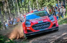 Mārtiņš Sesks un Renārs Francis Igaunijas rallijā cīnās par augstākajām vietām: Piektdienas Izrāviens un Sestdienas Izaicinājumi