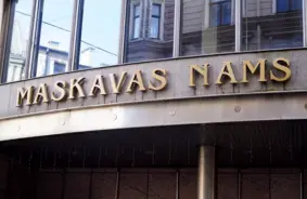 Maskavas nama sāga turpinās: Politiski apgrūtinātais īpašums Rīgas centrā joprojām bez pircēja