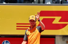 "McLaren" Triumfs Austrijā: Noriss un Piastri Dubultuzvarā, Verstapens Izstājas Pēc Drāmatiskas Sadursmes