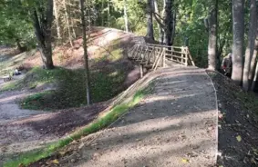 Mežotnes pilskalns ieguvis jaunu elpu – atklāts vēsturisks gājēju tilts