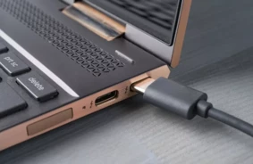 Microsoft Izbeidz USB-C Haosu: Visi Porti uz Windows 11 Ierīcēm Beidzot Darbosies Vienādi