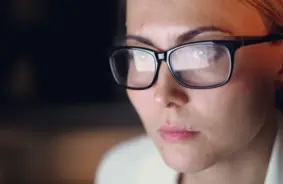 Miglojas redze? Vienkārši veidi, kā palīdzēt acīm ilgstoši strādājot pie datora