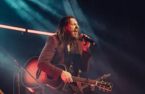 Miks Galvanovskis turpina albuma stāstu ar jaunu singlu par attiecībām