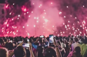 Miljardieru ģimene sabrūk pēc "Coldplay" koncerta: sieva slēpjas, vīrs draud sūdzēties tiesā