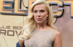 Millija Bobija Brauna un Džeiks Bondžovi kļuvuši par vecākiem, adoptējot meitiņu