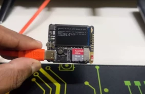 Miniatūrs brīnums: Entuziasts radījis Linux datoru ar IPS ekrānu un Ubuntu (40x35mm)