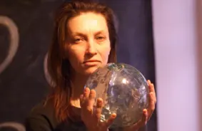 Mūžībā aizgājusi izcilā gleznotāja Aija Zariņa: Māksliniece, kura domāja zīmējot