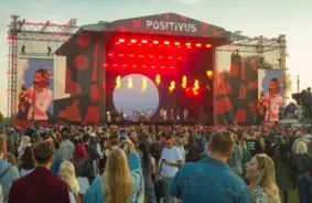 Muzikālās ekstāzes epicentrs Lucavsalā: "Positivus" vērienīgi atklāj vasaras kulmināciju