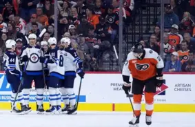 NHL: "Flyers" bez Ābola piedzīvo zaudējumu, "Canucks" bez savainotā Blūgera uzvar "Blackhawks"
