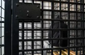 Naida paušana un uzbrukums sievietei trolejbusā – vīriešiem piespriests cietumsods