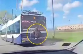 Nāvējošais Adrenalīns: Jauniešu Bīstamās "Izklaides" Uz Sabiedriskā Transporta Apdraud Dzīvības