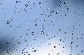 Nedēļas sākums Latvijā: Siltums mijas ar īslaicīgiem nokrišņiem un pērkona dārdiem