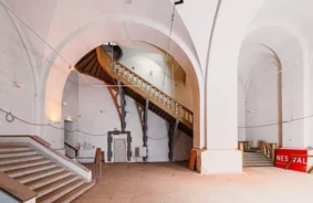 Negaidīts atklājums pārbūves laikā: Arsenāla muzeja telpās atsegtas vēsturiskas kaļķakmens grīdas