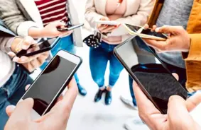 Neļaut sevi noķert tīklā: Lindas Dombrovskas Aicinājums Modrībai Digitālajā Informācijas Virpulī