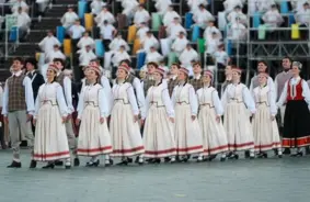 Nepārvarams spēks: skolēnu dziesmusvētki turpinās par spīti negaisa triecienam