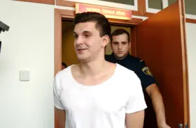 Nikam Endziņam par naida runu pret ķīniešiem piespriež jau izciestu cietumsodu