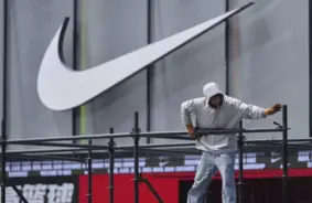 Nike Sabrūk Finansiāli, tomēr Akciju Tirgū Vārīšanās: Iemesli un Nākotnes Stratēģija