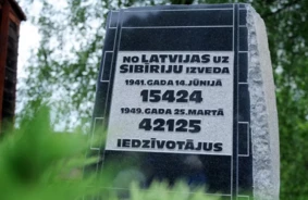 No šausmu sarakstiem līdz "hibrīddeportācijai": Kā vēstures rēgi atbalsojas mūsdienu informācijas karā