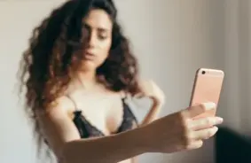 Nopludināts kailfoto internetā: ko darīt un kā panākt satura dzēšanu?